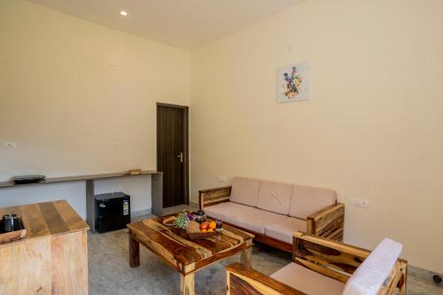Χώρος καθιστικού στο Luxury Villa in Udaipur with Pool & 360 Hill View By Ozy Stays