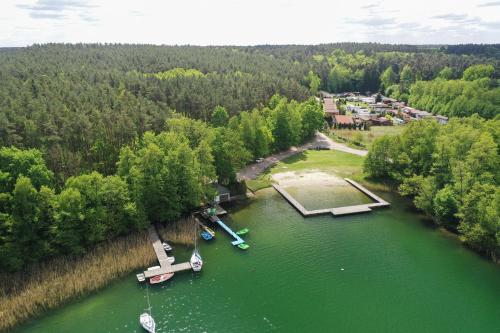 Luftblick auf einen Fluss mit Booten im Wasser in der Unterkunft Ośrodek Wypoczynkowy ADA in Niesulice