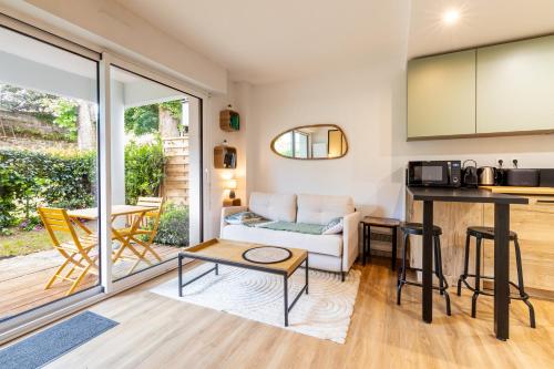 un salon avec un canapé et une table dans l'établissement Angelina - studio - parking - wifi, à Vannes