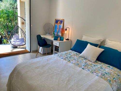 une chambre avec un lit et un bureau avec une chaise dans l'établissement Sea View Villa - Antibes - Beach - Pool - Art Deco, à Antibes
