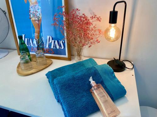 une table avec une serviette bleue et une bouteille dessus dans l'établissement Sea View Villa - Antibes - Beach - Pool - Art Deco, à Antibes