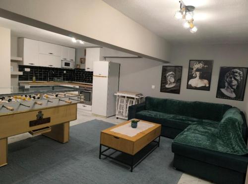 una sala de estar con un sofá y una mesa en Antheon Apartment - 1km from the sea, en Néa Michanióna