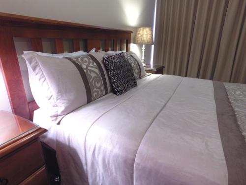 Letto o letti in una camera di Bayview Motel Rosebud/Rye