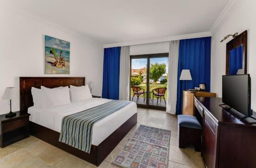 Postel nebo postele na pokoji v ubytování Aura Resort Sidi Abd El Rahman El Alamein