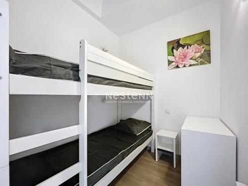 une chambre avec deux lits superposés et un bureau dans l'établissement 3180-Maison dans une résidence avec piscine, à Argelès-sur-Mer