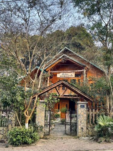 a building with a sign on the front of it at Nobita Homestay bắc hà in Bắc Hà