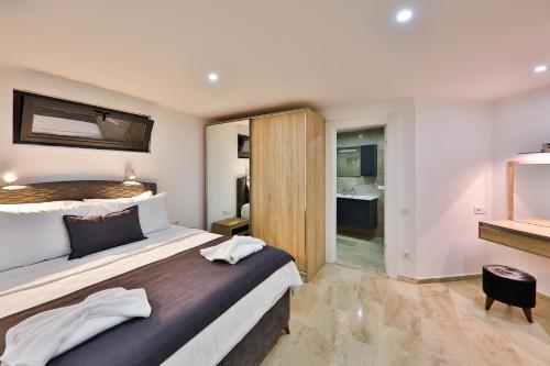 Ένα ή περισσότερα κρεβάτια σε δωμάτιο στο Ultra Lux Villa