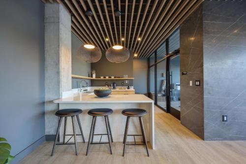 een keuken met een groot eiland met twee barkrukken bij Hyve-Retro Modern-Full Gym-Walk to Broadway in Nashville