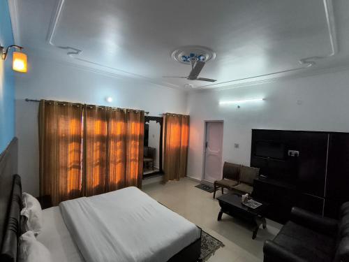 Μια τηλεόραση ή/και κέντρο ψυχαγωγίας στο Hotel Vasundhara Palace
