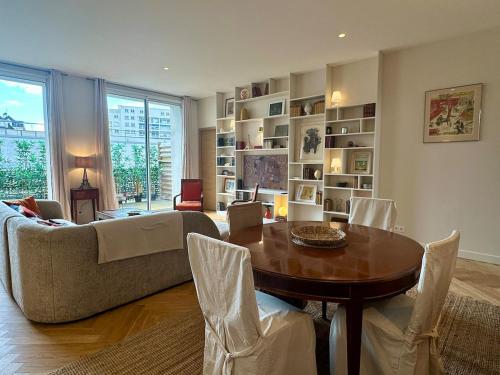 un salon avec une table et un canapé dans l'établissement T3 - standing - spacieux - centre ville, à Vannes