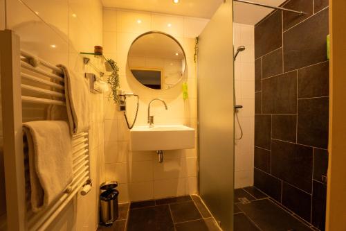 Ein Badezimmer in der Unterkunft Pean-buiten Weidum