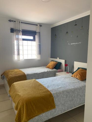 a bedroom with two beds and a window at ApKanariooo in Frontera