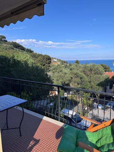Un balcón con mesa y vista al mar. en Sea View Apartment with Terrace & Free Parking, en San Lorenzo al Mare