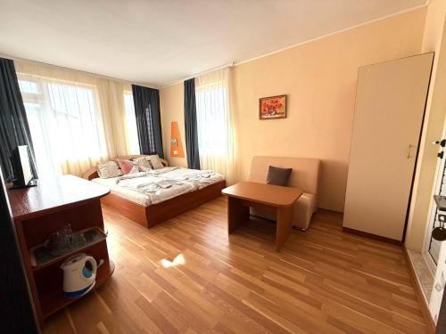 a small room with a bed and a table at Guest house Napoli in Ravda