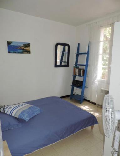 - une chambre avec un lit et une échelle bleue dans l'établissement La cas' à Coco, au Pradet