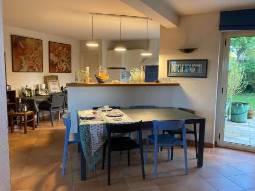 une cuisine et une salle à manger avec une table et des chaises dans l'établissement Ref 010 Port-Navalo Maison pour onze personnes avec jardin, à Arzon