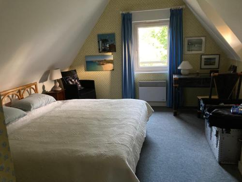 une chambre avec un lit blanc et une fenêtre dans l'établissement Ref 010 Port-Navalo Maison pour onze personnes avec jardin, à Arzon