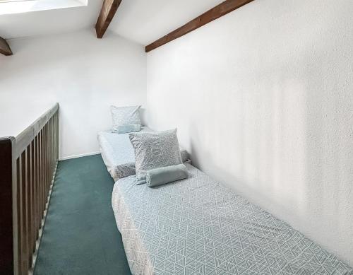 a room with two beds and a radiator at Pied-à-terre idéal entre mer et port in Mauguio