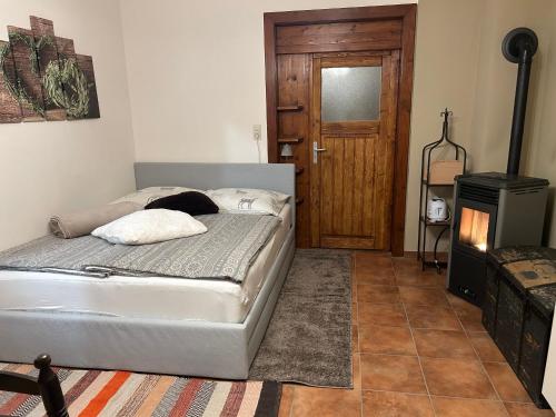 Postel nebo postele na pokoji v ubytování Miniferienwohnung für unkompliziertes Naturliebhaberpärchen