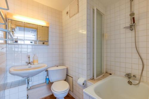 une salle de bain avec toilettes, lavabo et baignoire dans l'établissement La Grande Motte Studio, à La Grande Motte