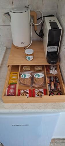 Kemudahan buat kopi dan teh di Pension Hara