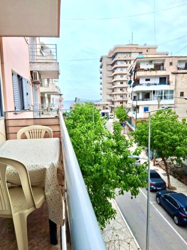 Un balcón o terraza en Saranda Rooms - Port