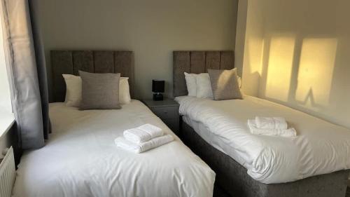 Postel nebo postele na pokoji v ubytování Kingfisher House by Blue Skies Stays