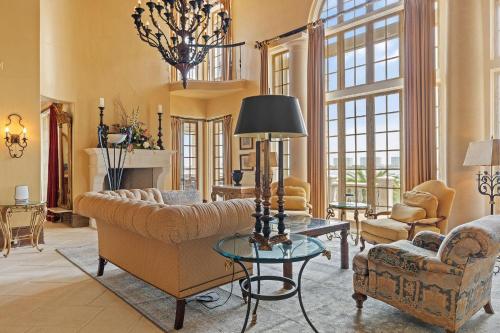 オレンジビーチにあるVilla Grandeのソファと椅子のあるリビングルーム