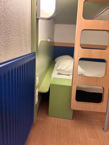 une petite chambre avec des lits superposés et une petite chambre avec des lits superposés dans l'établissement ibis budget Belfort Centre, à Belfort