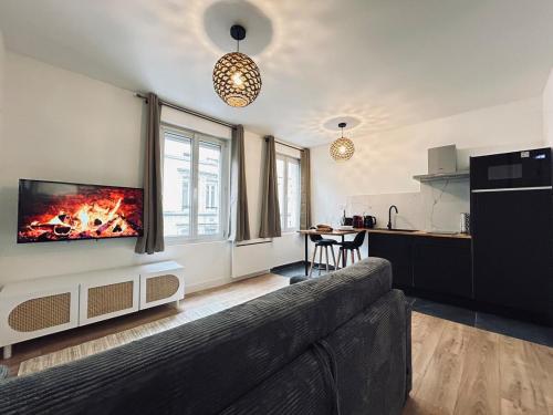 - un salon avec une cheminée dans le mur dans l'établissement 2 Clairmarais T2 en duplex proche gare centre, à Reims