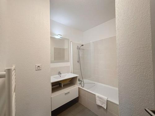ein weißes Badezimmer mit Waschbecken und Badewanne in der Unterkunft 3312-T3 dans une résidence avec piscine in Argelès-sur-Mer