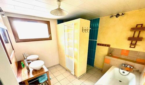 une salle de bain avec une baignoire, des toilettes et un lavabo dans l'établissement Les Lavandes, à Eymet