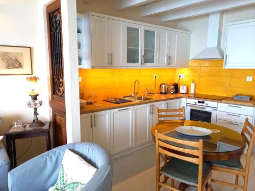 ベニテスにあるVista Sul Mare Apartmentのキッチン(テーブル、椅子、シンク付)