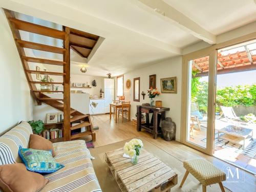 un salon avec un canapé et une table dans l'établissement Maisonnette au calme avec jardin cosy à Sanary, à Sanary-sur-Mer