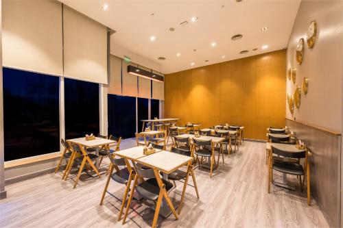 Ruang duduk di Holiday Inn Express Gurugram Sector 50 by IHG