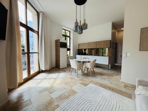 une cuisine et une salle à manger avec une table et des chaises dans l'établissement Le Sainte Rose Standing, Cannes center on foot, à Cannes