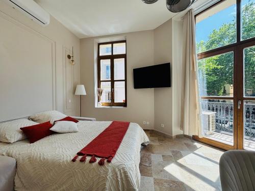 une chambre avec un lit et une grande fenêtre dans l'établissement Le Sainte Rose Standing, Cannes center on foot, à Cannes
