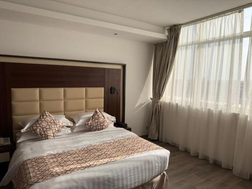 Postel nebo postele na pokoji v ubytování Helat Hotel