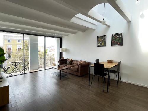 a living room with a couch and a table at loft en el centro in Vilanova i la Geltrú