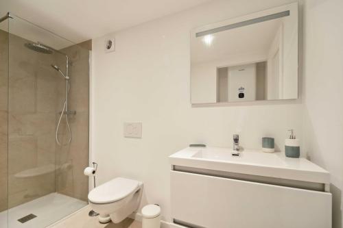 une salle de bain avec toilettes, lavabo et miroir dans l'établissement Magnificent apartment -1BR-2P- Centre Saint-Tropez, à Saint-Tropez