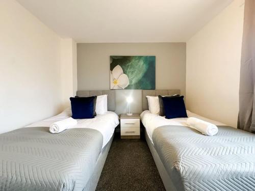 two twin beds in a room with at Curlew Place by Blue Skies Stays in Stockton-on-Tees