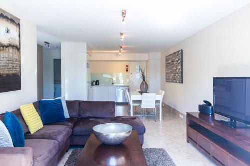 Televisyen dan/atau pusat hiburan di Bayview Beachfront Apartments, in town right on the beach