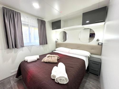 Postel nebo postele na pokoji v ubytování Luxury Caravan at Union Lido