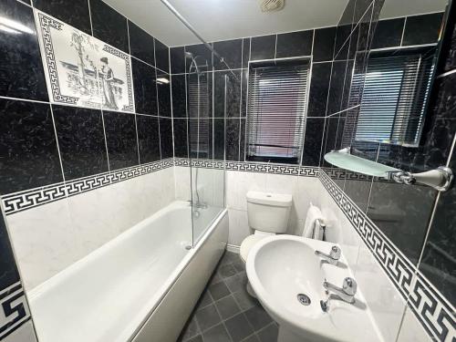 Koupelna v ubytování Wharf House by Blue Skies Stays