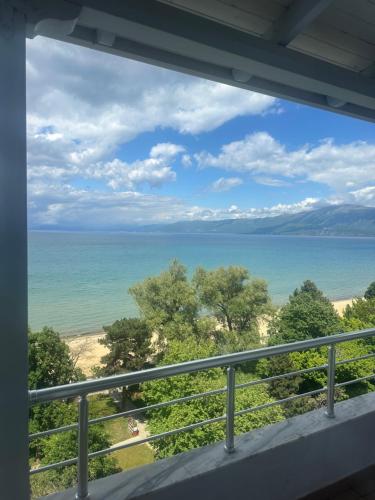 Polisi i VogëlにあるLake Viewのバルコニーからの海の景色