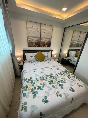 Una cama o camas en una habitación de Arcadia continental By Pam