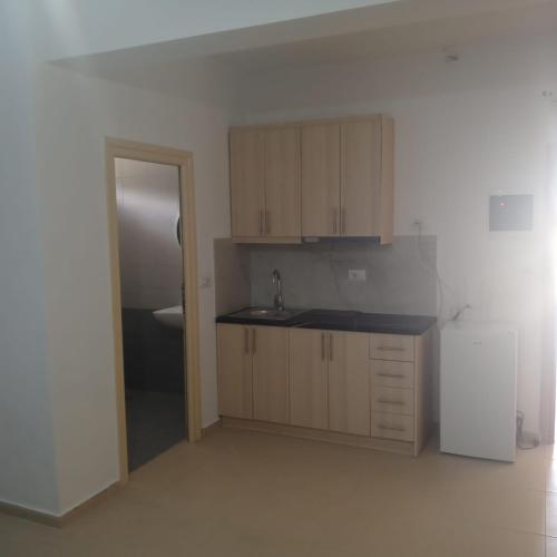 Η κουζίνα ή μικρή κουζίνα στο Apartments Polonia Saranda