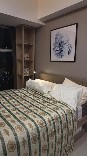 Ένα ή περισσότερα κρεβάτια σε δωμάτιο στο Cozy Apt Studio Anderson Pakuwon Mall view city