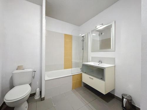 een badkamer met toilet, wastafel en bad bij 3313-Appartement 8 couchages avec piscine in Argelès-sur-Mer