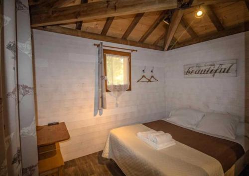 Postel nebo postele na pokoji v ubytování Camping 4 étoiles - Piscine - eecabc